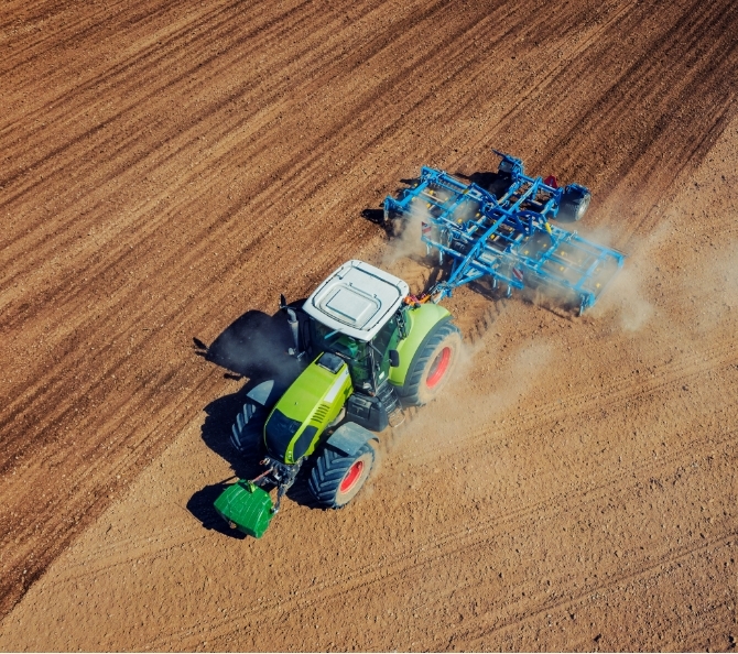 traktor počas orby priestrannej pôdy 